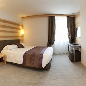 3* מלון Garden